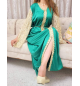 Caftan satin vert émeraude avec manches dentelle et ceinture dorée