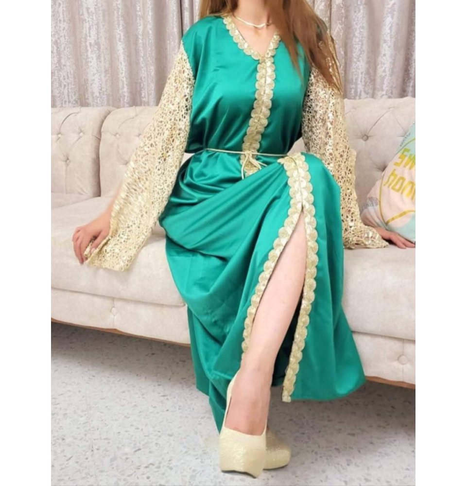 Caftan satin vert émeraude avec manches dentelle et ceinture dorée Caftan satin vert émeraude avec manches dentelle et ceinture dorée