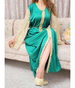 Caftan satin vert émeraude avec manches dentelle et ceinture dorée