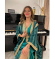 Caftan satin vert émeraude avec manches dentelle et ceinture dorée