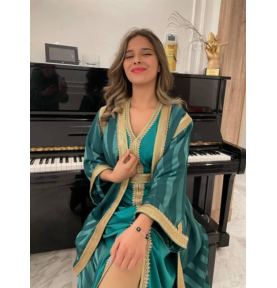 Caftan satin vert émeraude avec manches dentelle et ceinture dorée
