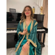 Caftan satin vert émeraude avec manches dentelle et ceinture dorée