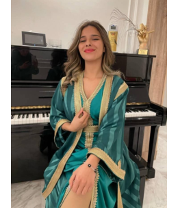 Caftan satin vert émeraude avec manches dentelle et ceinture dorée