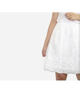 Robe femme a base de broderie anglaise