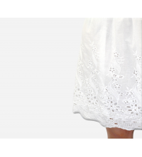 Robe femme a base de broderie anglaise